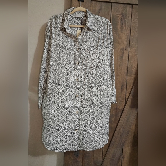 DRESS FORUM Piper Button down shirt dreas. White/black printed. Size medium NWT - Picture 13 of 15